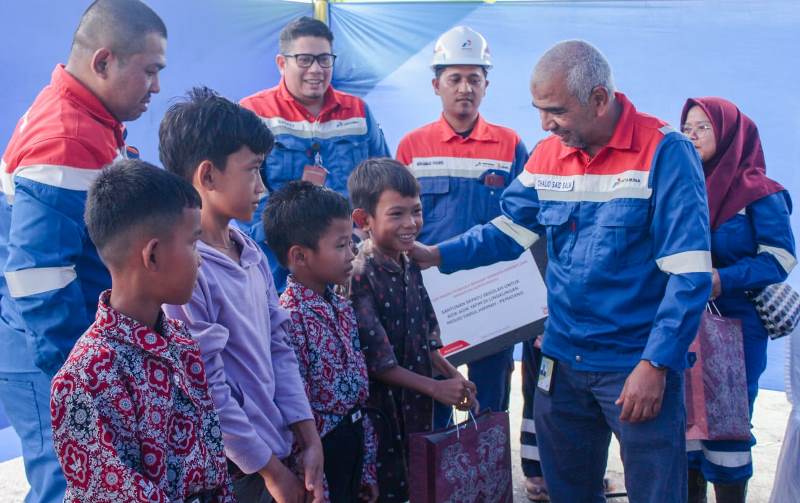 Dirut PHR Serahkan Bantuan Pangan dan Obat-obatan untuk Korban Banjir di Rohil