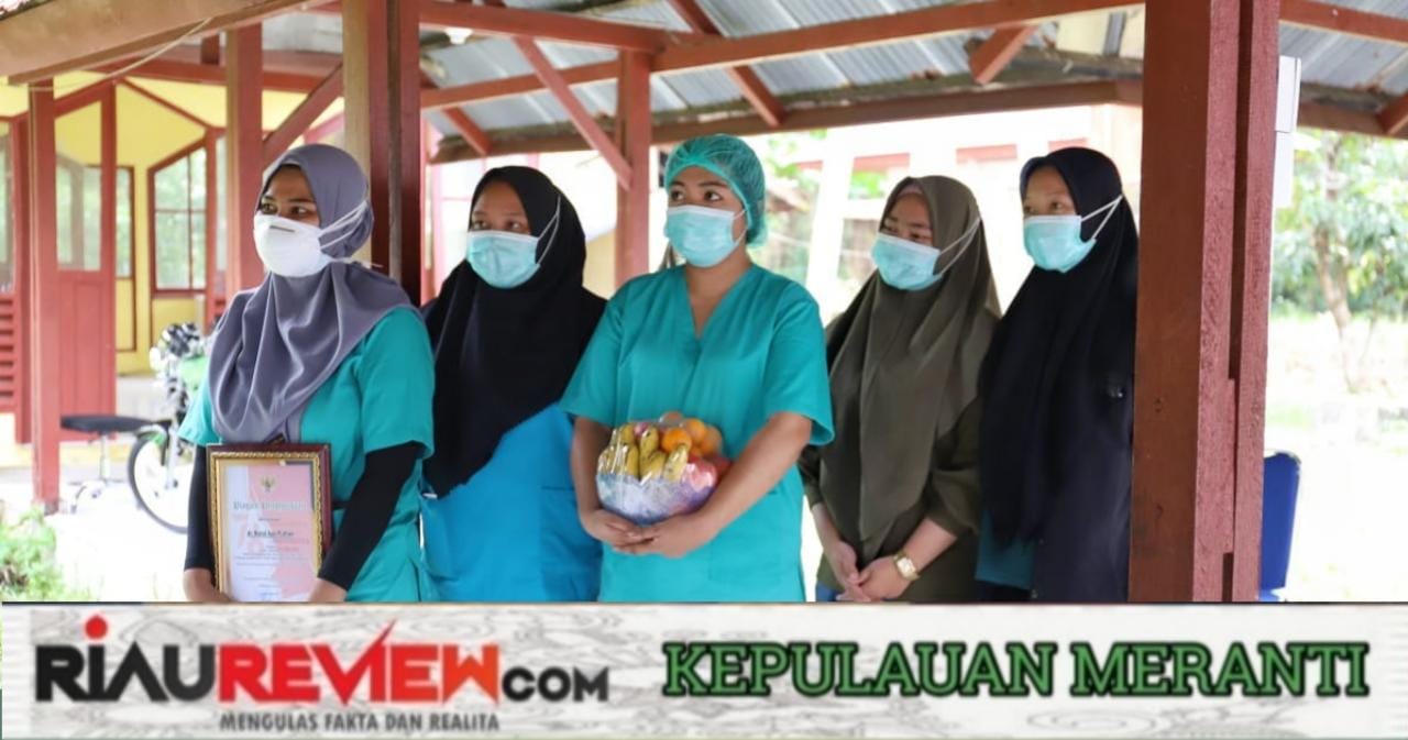 H. Muhammad Adil Berikan Piagam Penghargaan Covid-19 Kepada Dokter dan Nakes