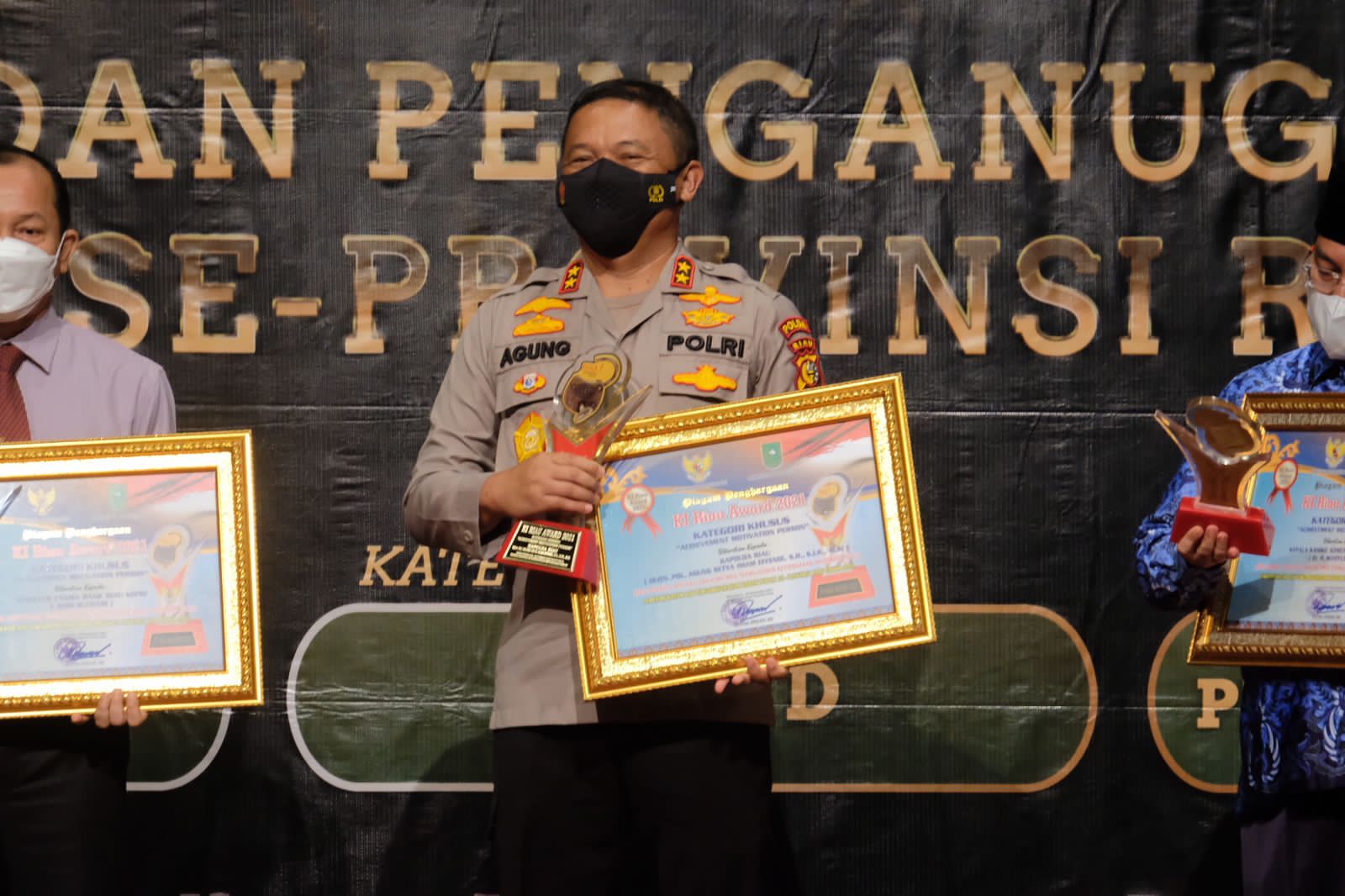 Kapolda Riau Terima Penghargaan Komisi Informasi (KI) Award Riau 2021