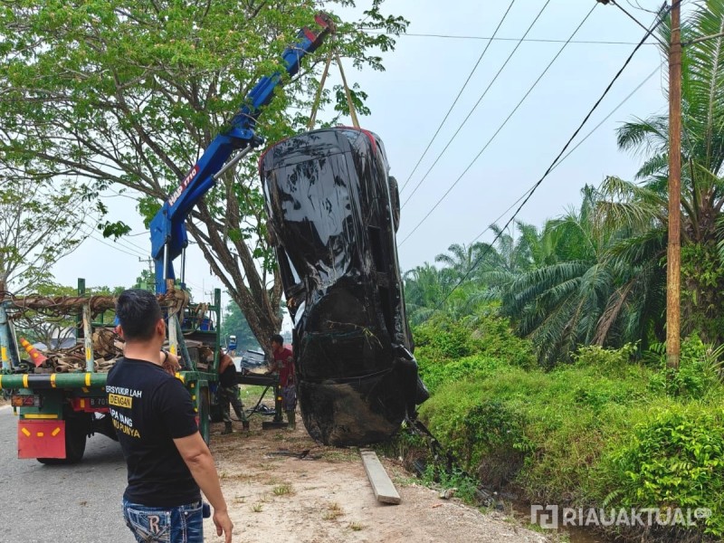 Mobil Dinas Wakil Ketua DPRD Bengkalis Terbalik Usai Tabrakan
