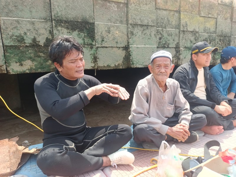 Tanpa Tabung Oksigen, Penyelam Tradisional Cari Bocah Tenggelam di Sungai Siak