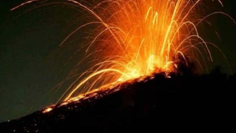 Gunung Anak Krakatau Meletus 348 Kali, Sinar Api dan Suara Dentuman Bersahutan
