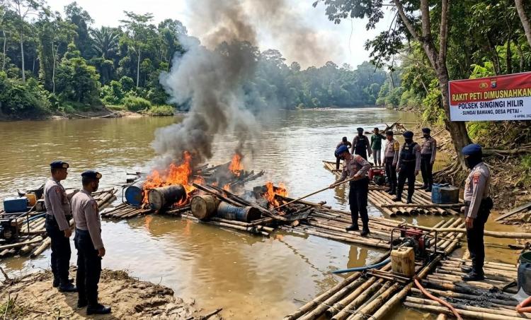 Penertiban PETI di Kuansing, Polsek Singingi Hilir Musnahkan Tiga Rakit di Sungai Bawang