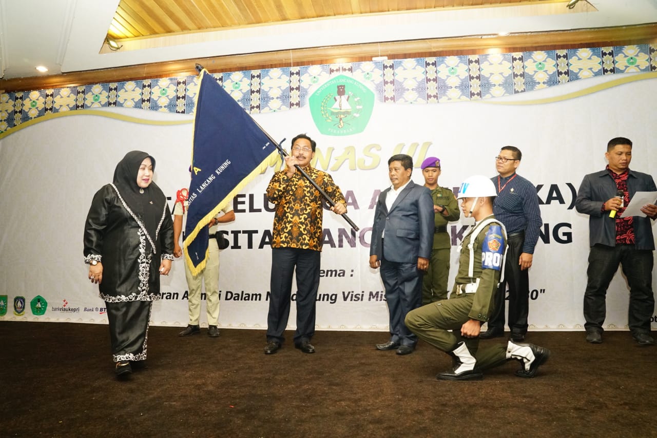 Rektor Unilak Lantik Dr. Nurdin Basirun Sebagai Ketua Ika Unilak 2019-2023