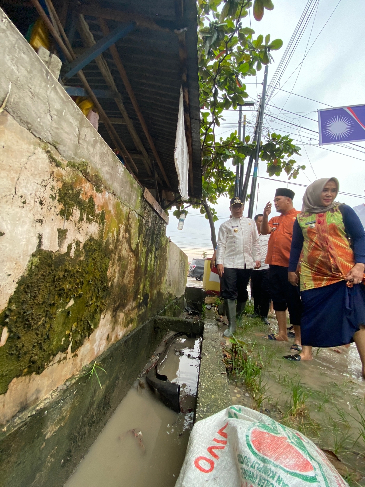 Tinjau Wilayah Banjir, Pj Walikota Pekanbaru Temukan Banyak Parit Putus