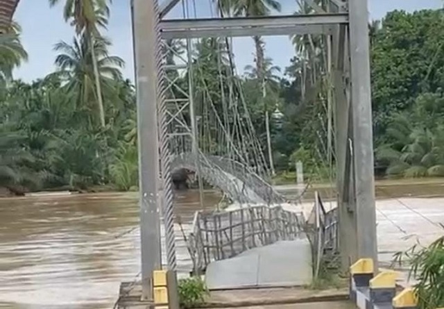 Dua Jembatan Antar Desa di Riau Ambruk Dihantam Banjir