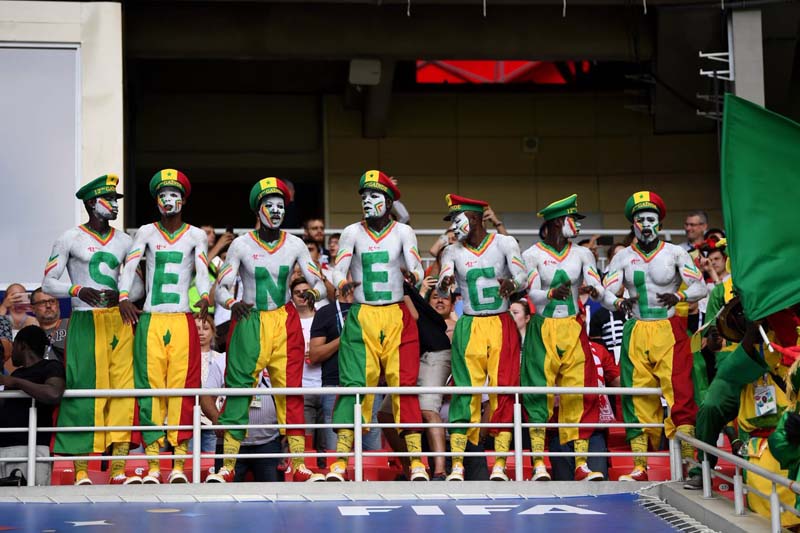 Patut Dicontoh! Aksi Suporter Senegal dan Jepang Bersih-bersih Stadion
