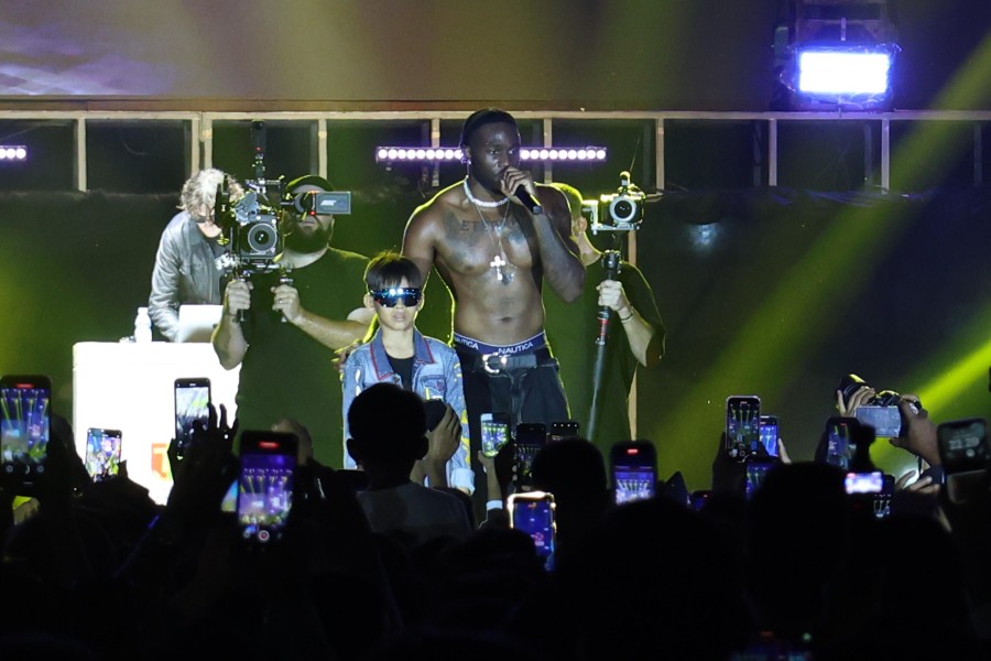 Melly Mike dan Dikha Tutup Pacu Jalur dengan Young, Black and Rich