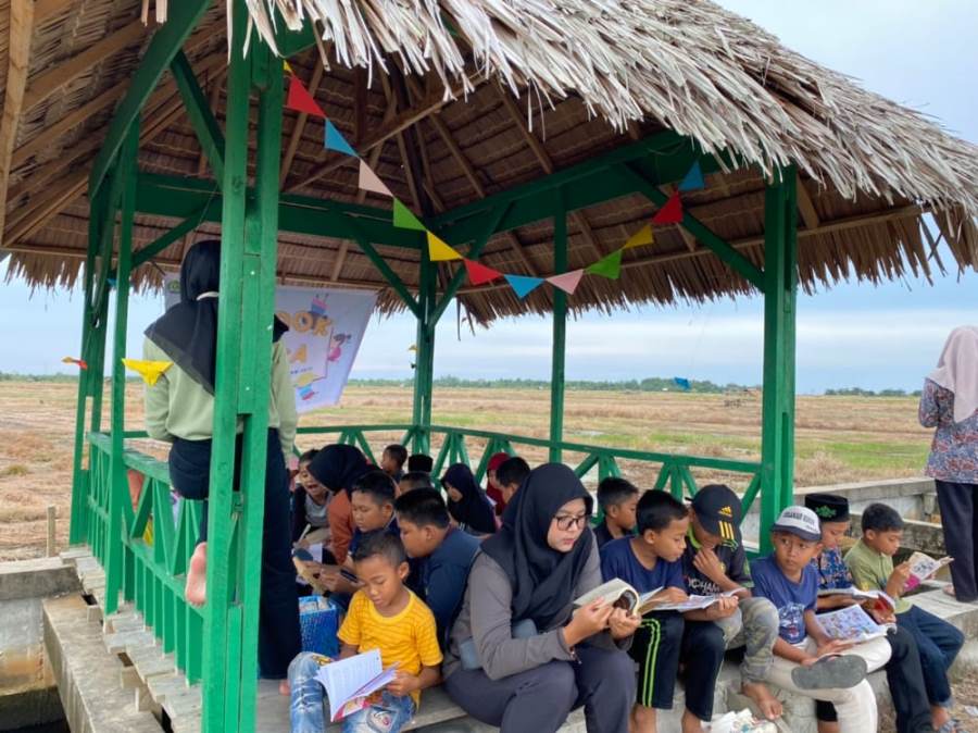Tingkatkan Minat Baca, KKN UNRI Dirikan Pondok Baca di Pendopo Persawahan Desa Mantayan