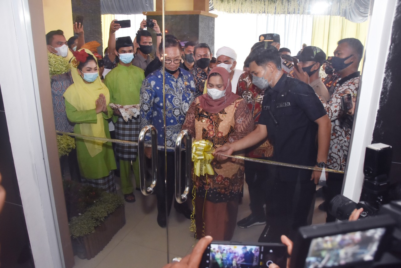 Kantor Camat Bathin Solapan dan Bandar Laksamana Diresmikan Bupati Kasmarni