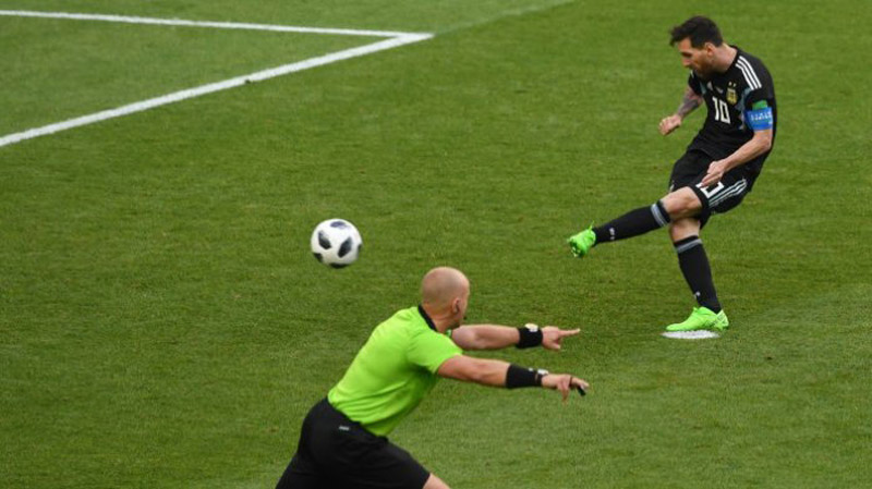 Mind Games Hannes Halldorsson dalam Menggagalkan Penalti Messi