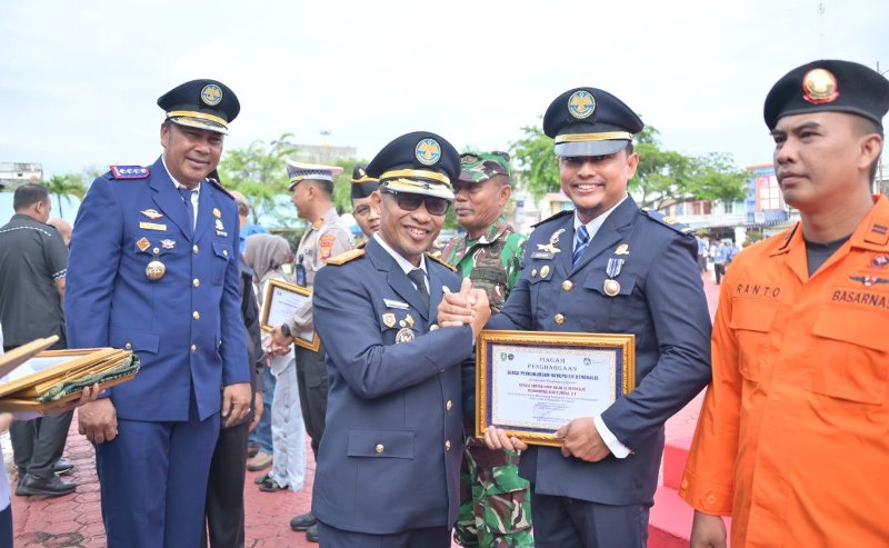 Wabup Bengkalis Serahkan Penghargaan di Peringatan Harhubnas 2025