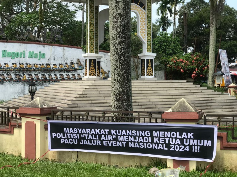 Spanduk Penolakan Politisi 'Tali Air' sebagai Ketum Event Pacu Jalur Nasional 2024 Terpasang di Kuan