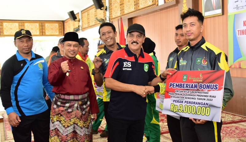 Bupati Bengkalis Serahkan Bonus kepada Atlet Berprestasi di Porprov X Riau
