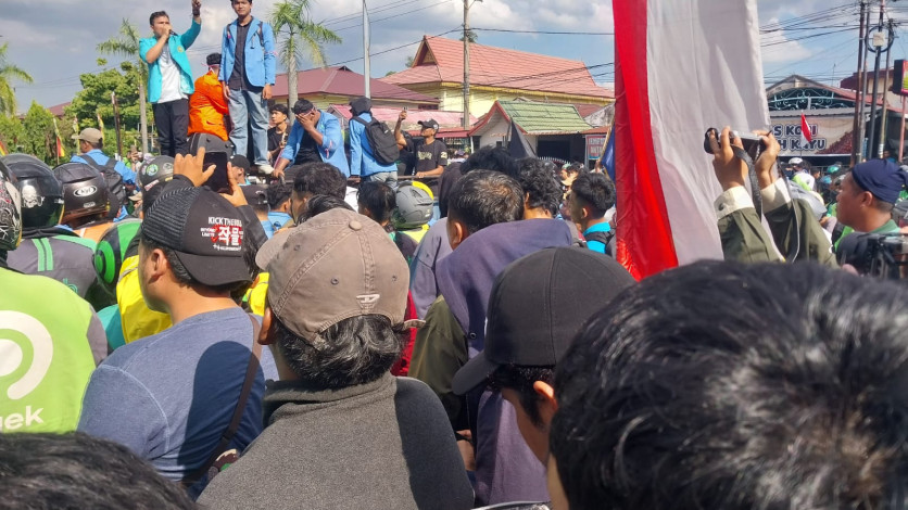 Rekan Tewas Dilindas Rantis Brimob, Driver Ojol dan Mahasiswa Geruduk Mapolda Riau