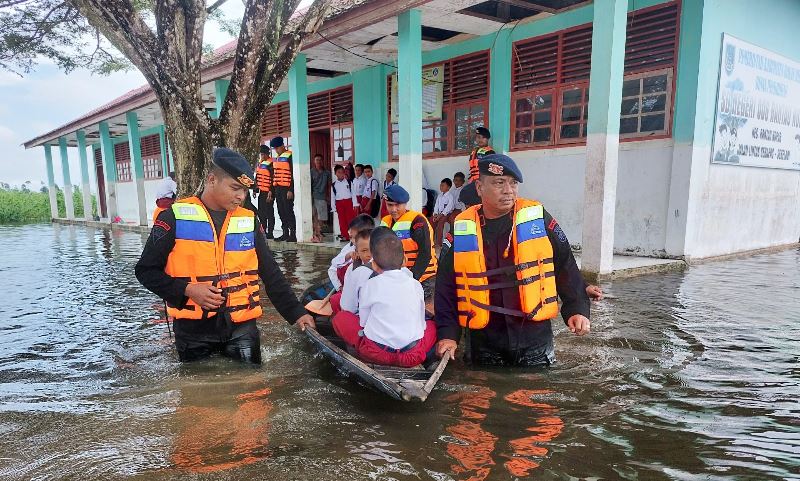 Brimob Evakuasi Masyarakat yang Terjebak Banjir di Rokan Hilir