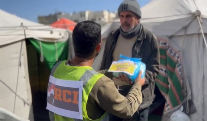 RCI dan Kombatpol Berbagi Makanan  di Palestina