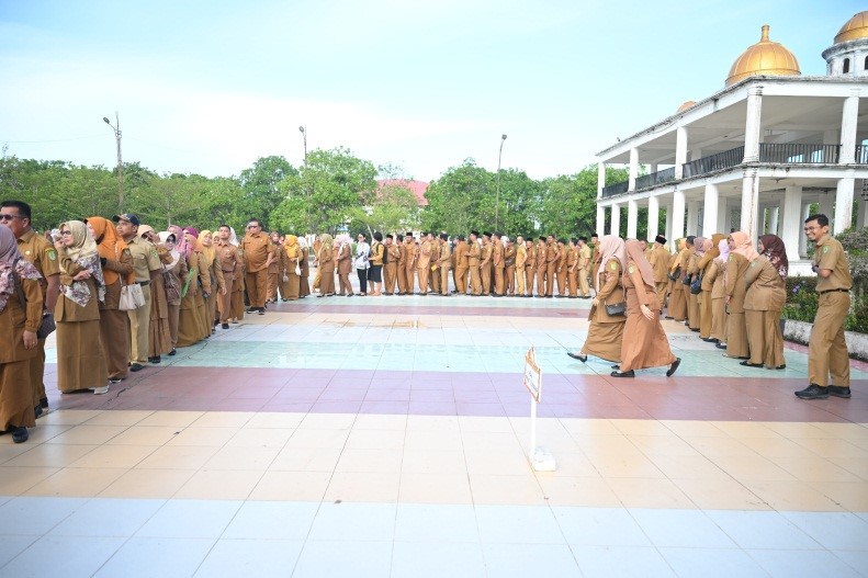 Perdana Masuk Kerja Pasca Libur Idul fitri, Bupati Rohil Pimpin Apel Bersama dan Halal Bihalal