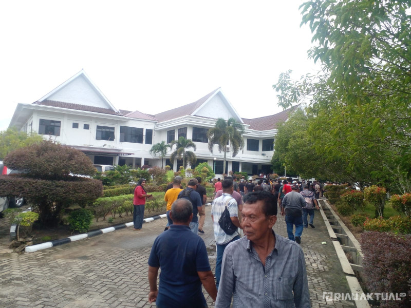 Massa Blokir Akses Masuk Kantor Bupati, Pj Sekda Kuansing Kumpulkan Camat dan Kades