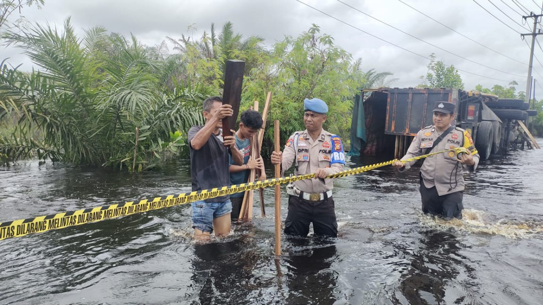 Update Lokasi Banjir di Jalintim, Polisi Pasang Patok Batas Jalan