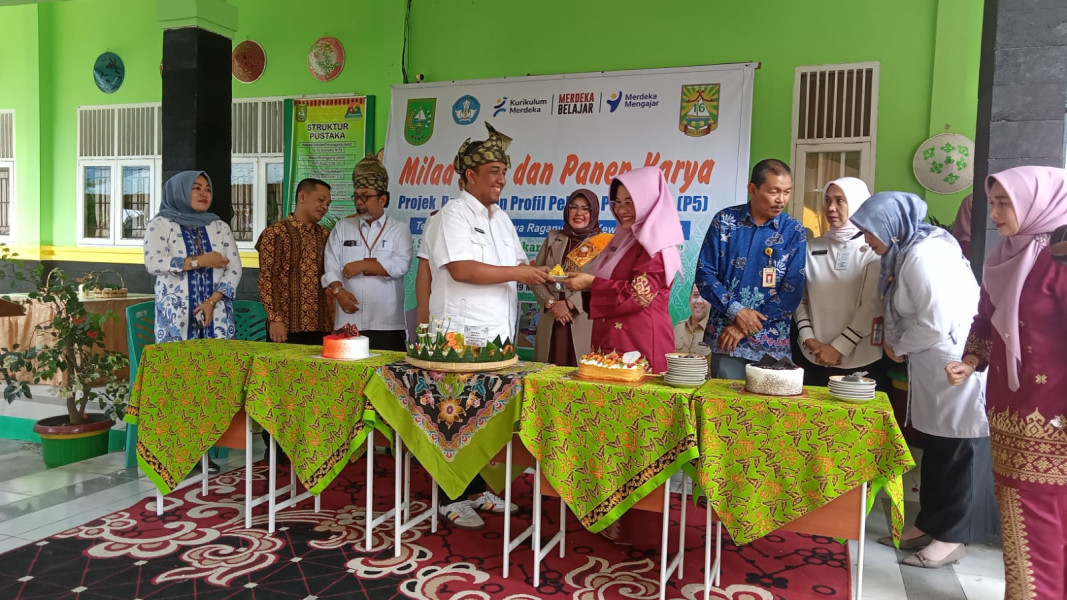 Hadir di Milad SMA 16 Pekanbaru, Warek  III Ajak Lulusan SMA 16 Kuliah di Unilak