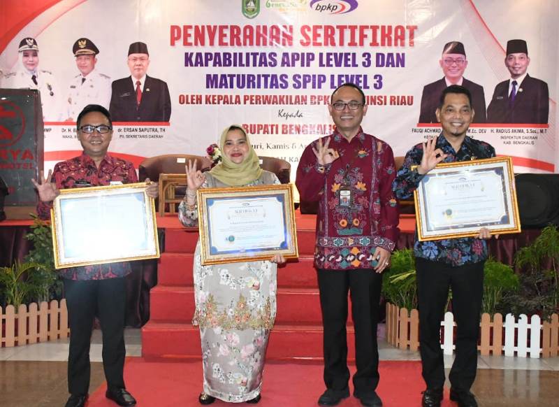 Bupati Bengkalis Raih Sertifikat Terbaik dari BPKP Riau