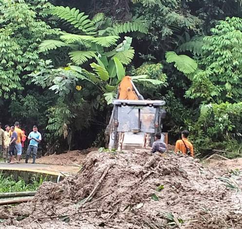 Longsor di Lintas Sumbar-Riau Dibersihkan, Dua Alat Berat Dikerahkan