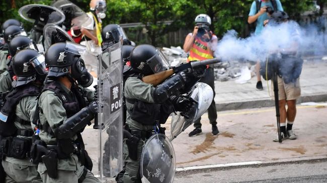 Perdana, Polisi Hong Kong Tembak Pedemo dengan Peluru Tajam