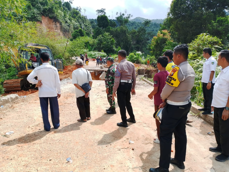 Polres Rohul Turunkan Personil ke Lokasi Longsor Perbatasan Riau-Sumbar