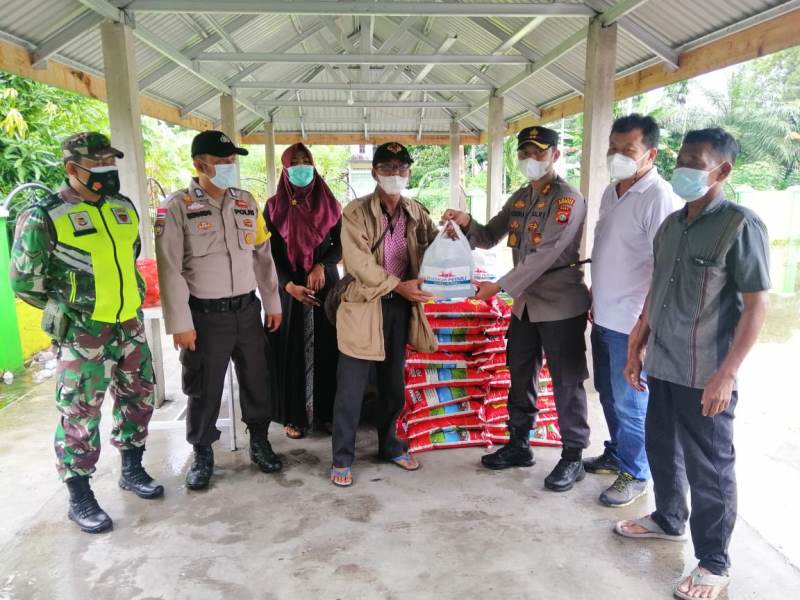 Relawan Peduli Covid-19 Bengkalis Serahkan Bantuan ke Warga Terpapar Covid-19 di Desa Bantan Timur