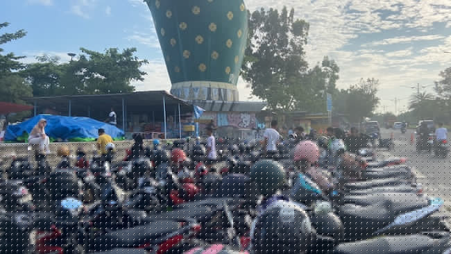 Pengunjung Stadion Utama Riau Keluhkan Jukir yang Masih Minta Tarif Parkir Lama