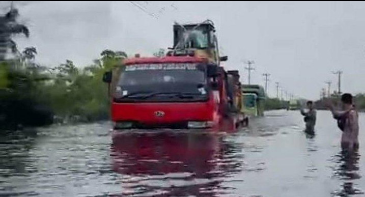 Banjir di Jalintim Pelalawan Surut, Kendaraan Besar Mulai Bisa Lewat