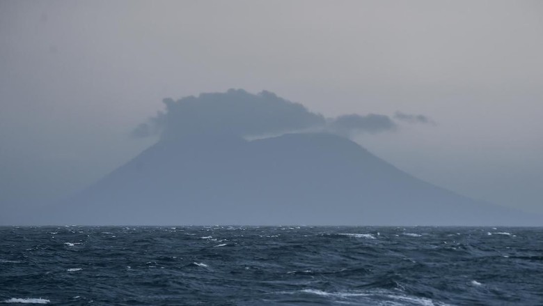 Gunung Anak Krakatau Erupsi, Semburan Abu Vulkanik Capai 500 m