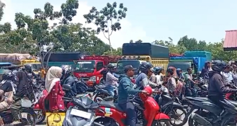 Satu Kapal Beroperasi, Penyeberangan Air Putih–Sungai Selari Bengkalis Antre Belasan Jam