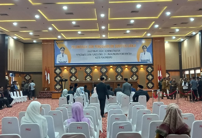 36 Pejabat Pemko Pekanbaru Dilantik, Termasuk 1 Camat