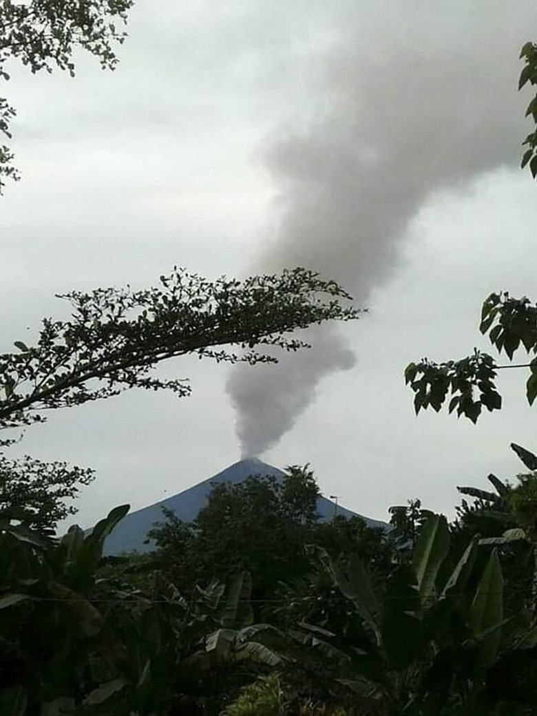 Gunung Api Ulawun di Papua Nugini Muntahkan Abu, Picu Peringatan Erupsi