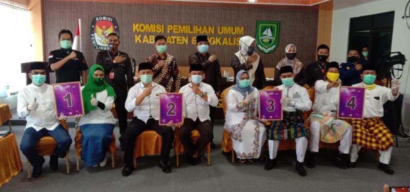 Cabut Undi Nomor Urut Paslon, KPU Bengkalis Terapkan Protokol Kesehatan