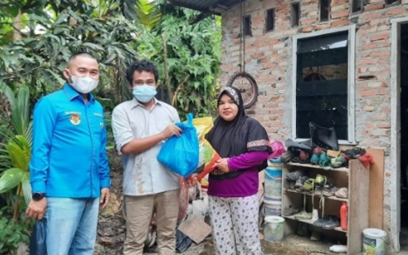 KNPI Riau Bantu Petugas TPU Paket Sembako Dimasa PPKM