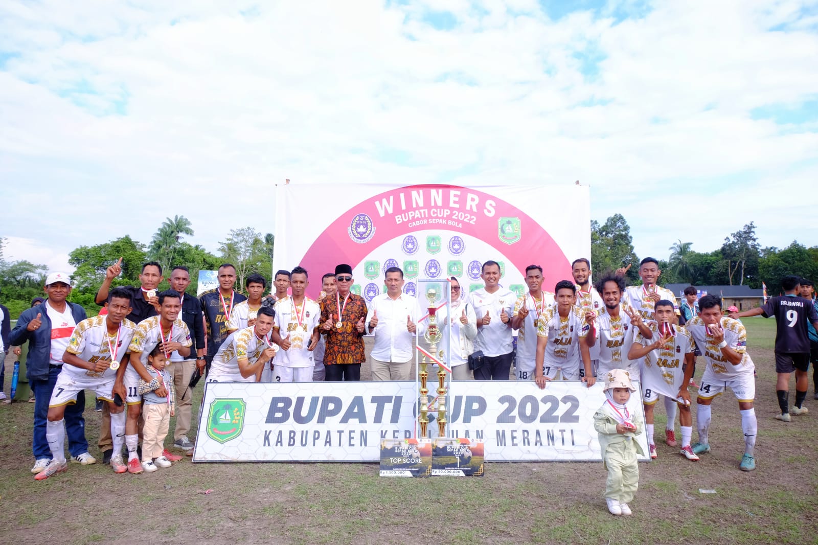 Penutupan Bupati Cup 2022 Cabor Bola Kaki Tim Raja Muda dan Rajawali Meraih Juara