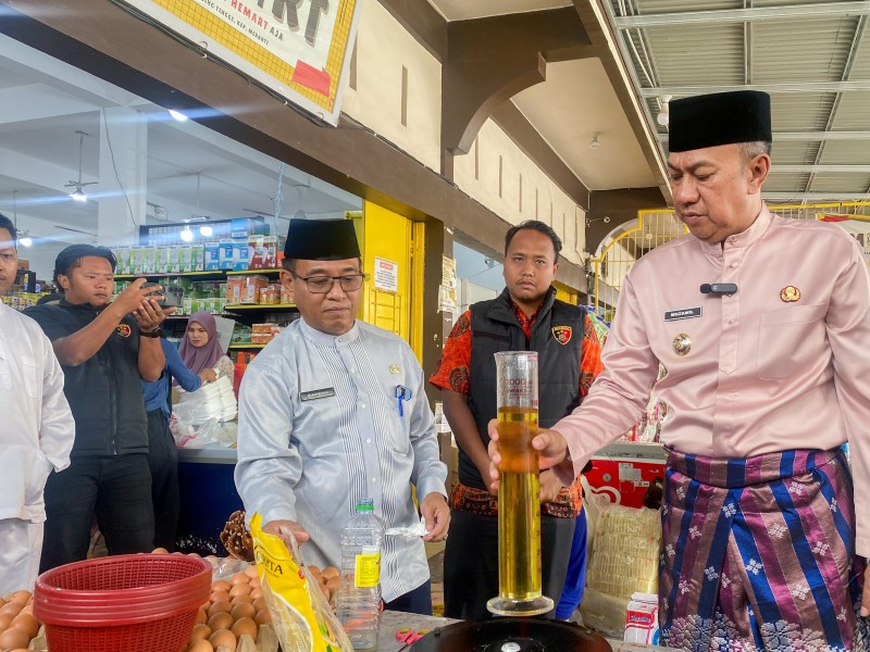 Wabup Muzamil Tinjau Minimarket, Cek Takaran Minyakita di Selatpanjang