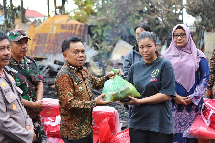 Gerak Cepat, Asmar Serahkan Bantuan Korban Kebakaran Rumah di Selatpanjang