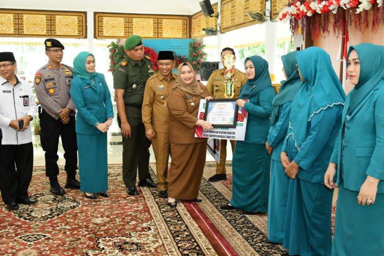 Pemenang Lomba Hari Kesatuan Gerak PKK Terima Hadiah dari Bupati Kasmarni