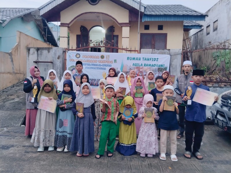 Yayasan Rabbani Berbagi Hadiah Lomba dan Cahaya Al-Qur’an di Rumah Tahfidz Aqila Ramadhani