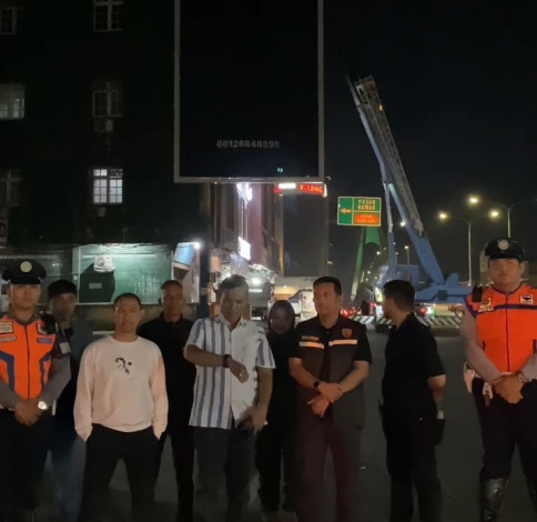 Pemko Pekanbaru Lanjutkan Potong Tiang Reklame di Jalan Sudirman