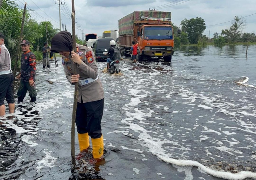 Polres Pelalawan Pasang Pembatas Jalan di Lokasi Banjir Jalintim Desa Kemang
