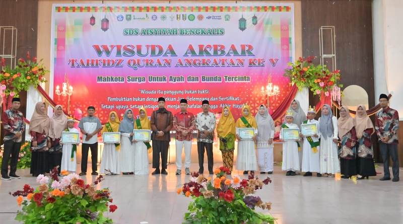 Bupati Kasmarni Sampaikan Program Beasiswa