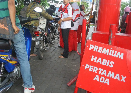 Jokowi Wajibkan Pertamina Jual Premium di Jawa, Madura dan Bali