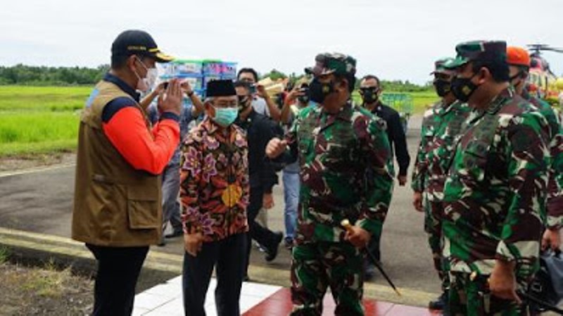 Kunjungi Mamuju, Panglima TNI Tinjau Korban Gempa dan Serahkan Bantuan Presiden Jokowi