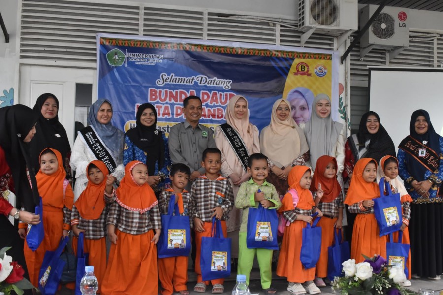 Peringati Hari Ayah Internasional, Bunda PAUD Pekanbaru Apresiasi dan Beri  Bantuan ke UGS Unilak