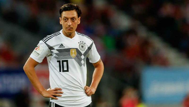 Saran Sang Ayah pada Oezil: Pensiun Saja dari Timnas Jerman